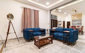 Stylish & Cozy Retreat With Jacuzzi